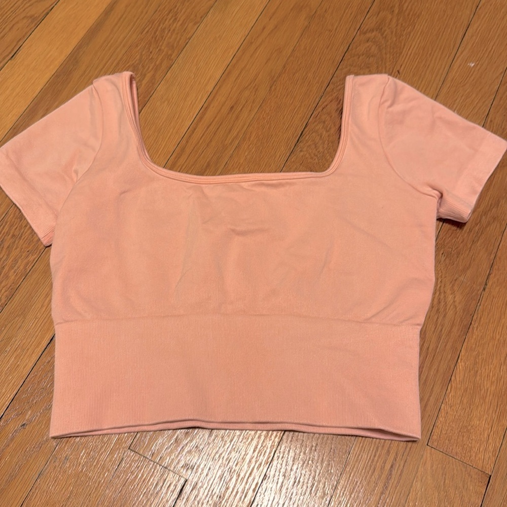 GUESS size M/L women’s cropped workout short sleeve top